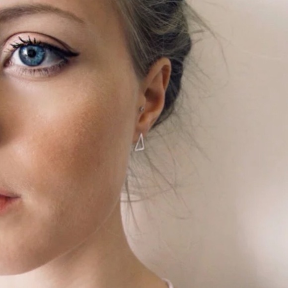 Minimalist triangle earrings, hammered copper - Picture 5 of 6